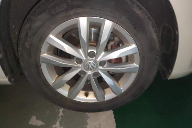 Used Volkswagen Touran 2016 Volkswagen Touran L 280TSI DSG Comfort Edition Right Front Wheel Hub