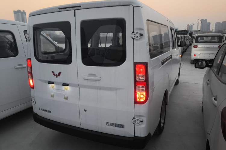 Used Wuling Yangguang 2024 300KM Comfort Version Passenger Van 75kW