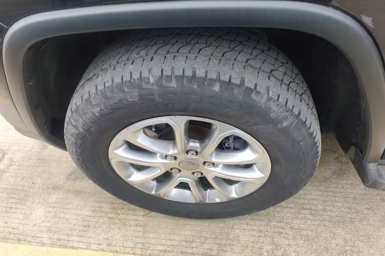 Used Jeep Grand Cherokee 2015 3.0L Elite Navigation Edition Left Front Wheel Hub