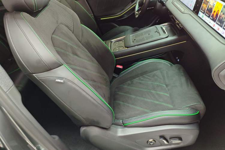 Used VOYAH FREE 2025 318 259 km All-Wheel-Drive Exploration Edition