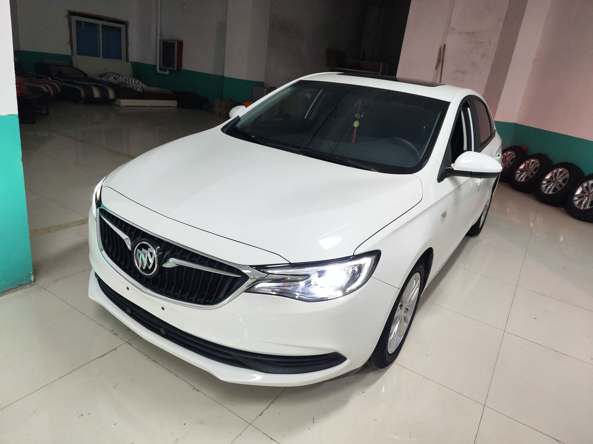 تحت مقدمة السيارة