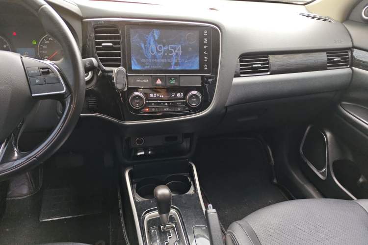 Used Mitsubishi Outlander 2018 2.0L Two-Wheel Drive Glory Edition 5 Seats Audio And AC Panel