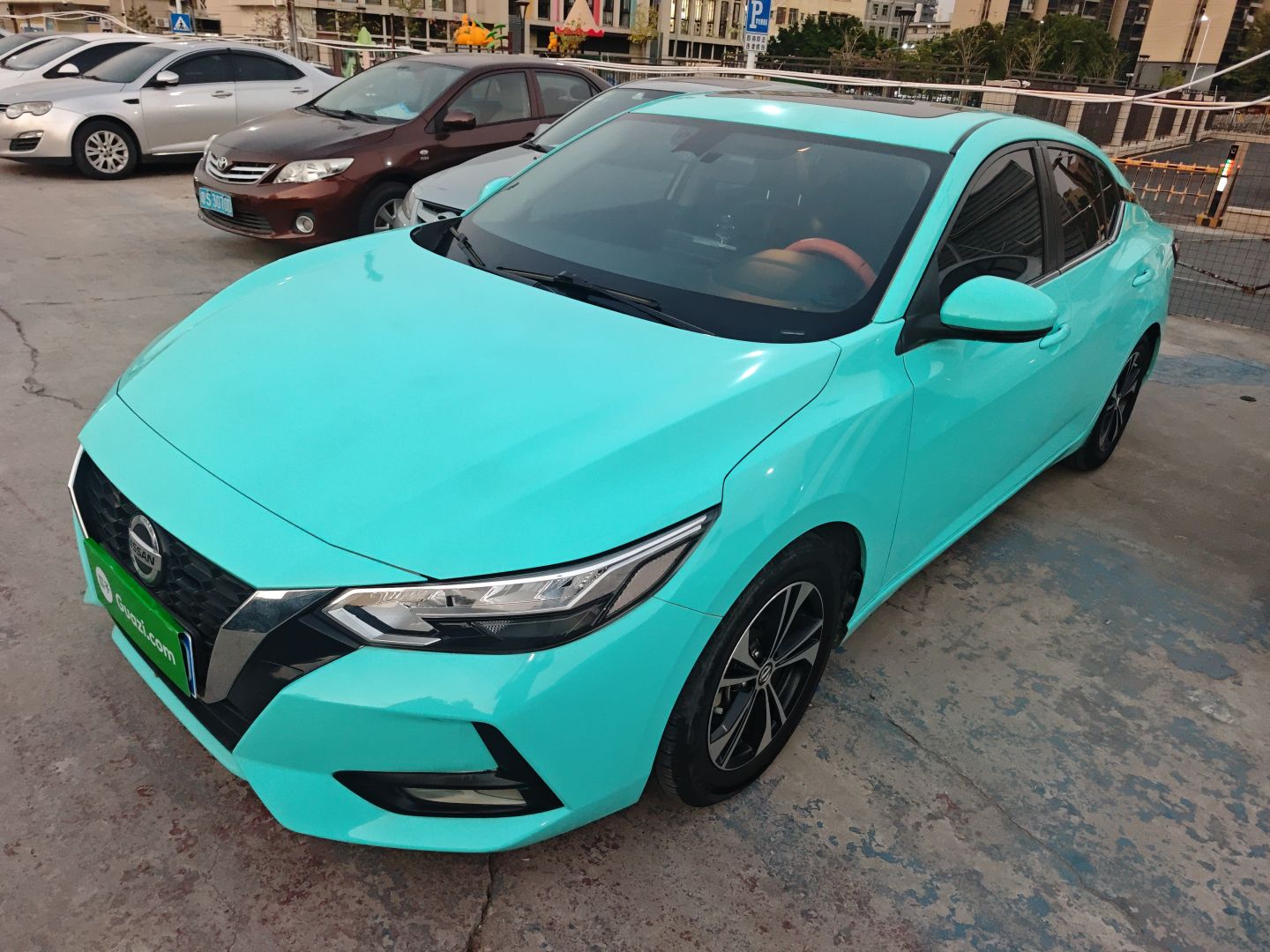 Под передней частью автомобиля