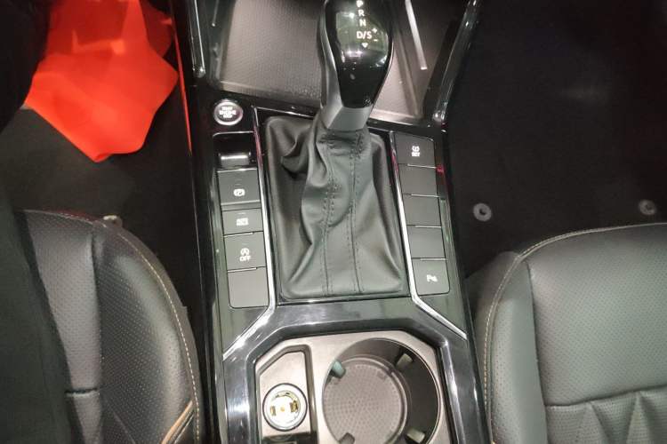 Used Volkswagen Passat 2019 330TSI Luxury Edition China VI Standard Gear Lever