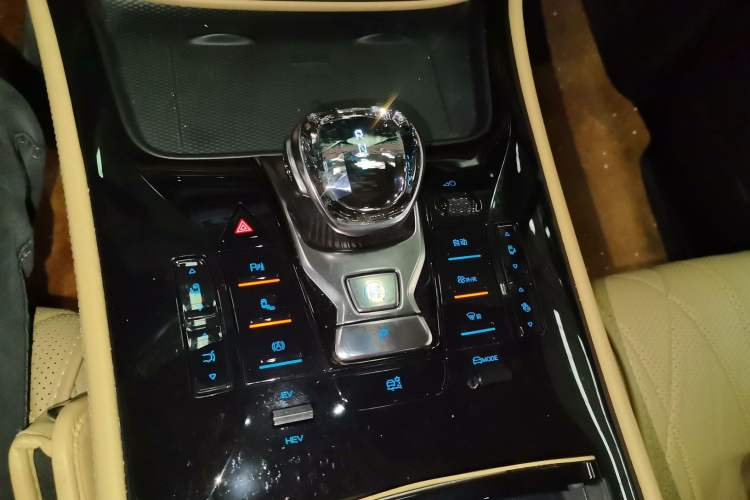 Used Denza D9 2024 DM-i 980 Four-Wheel Drive Prestige Model
