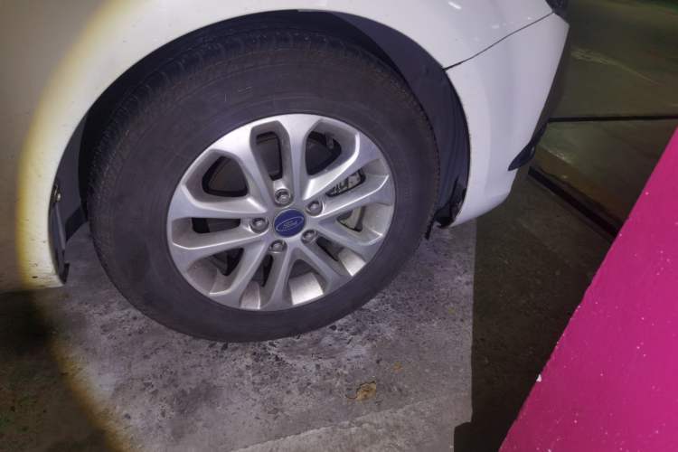 Used Ford Focus 2013 Hatchback Classic 1.8L Automatic Base Model Right Front Wheel Hub