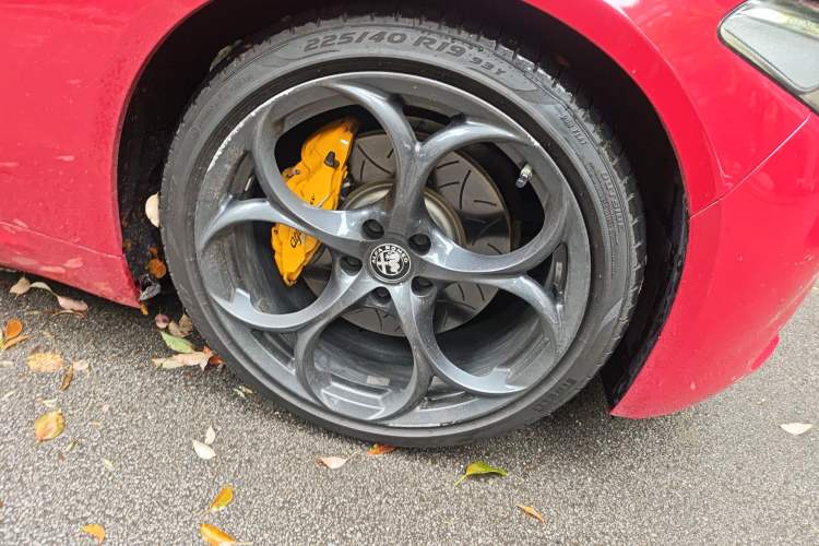 Used Alfa Romeo Giulia 2017 2.0T 280HP Luxury Edition Right Front Wheel Hub