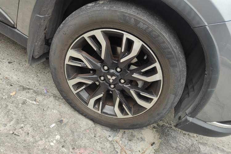 Used Mitsubishi Outlander 2019 2.4L 4x4 Zhi Xiang Edition 5 Seats China V Emission Standard Right Front Wheel Hub