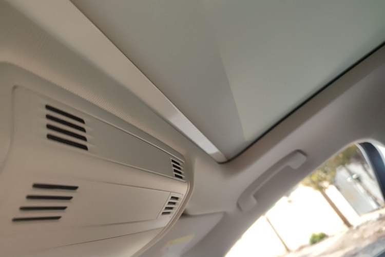 Used Volkswagen Tayron 2020 330TSI Two-Wheel Drive Luxury Smart Connectivity Version Headliner