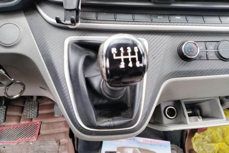 Used SAIC MAXUS Xintu V90 2020 2.0T Manual Yunjie Version Front-Wheel Drive with Single Rear Tire Short Wheelbase High-Roof Design 6-Seater
