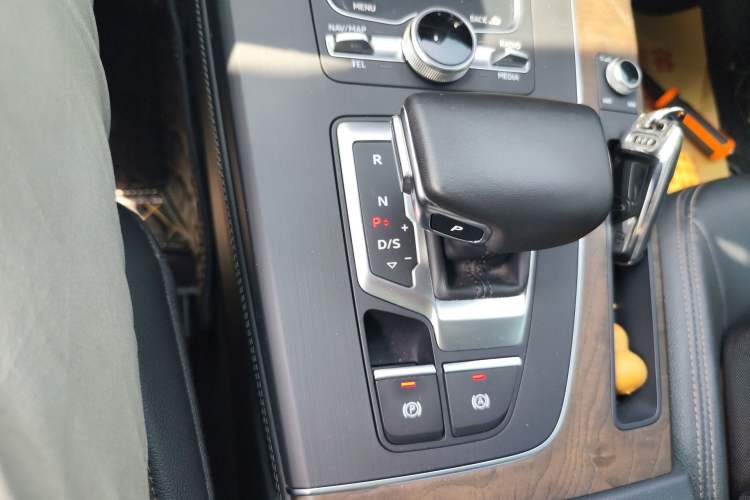Used Audi Q5L 2018 45 TFSI Prestige Elegant Edition China VI Gear Lever