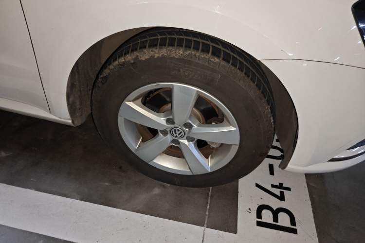 Used Volkswagen Gran Lavida 2015 1.6L Automatic Fashion Edition Right Front Wheel Hub