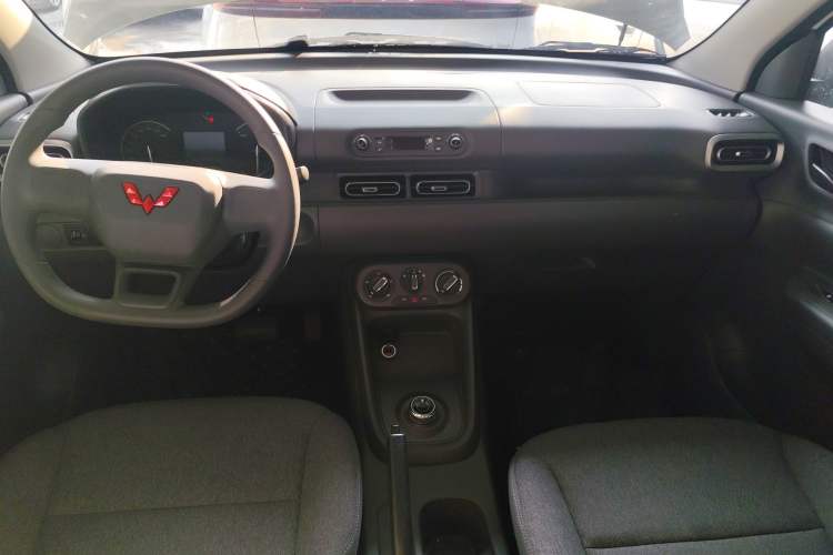 Used Wuling Hongguang New Energy 2025 Extended-Range Hybrid 50 km Utility Version Center Console