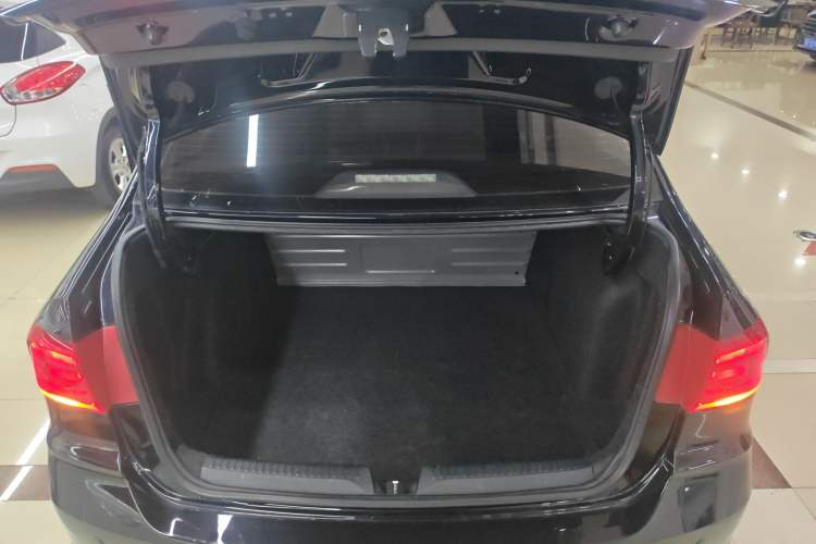 Used Volkswagen Santana 2016 1.6L Automatic Fashion Edition Trunk