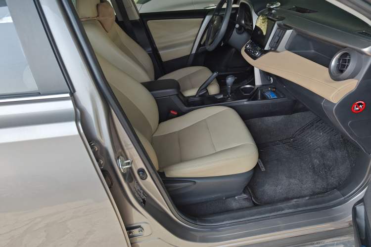 Used Toyota RAV4 2019 2.0L CVT Two-Wheel Drive Luxury Version China VI Standard
