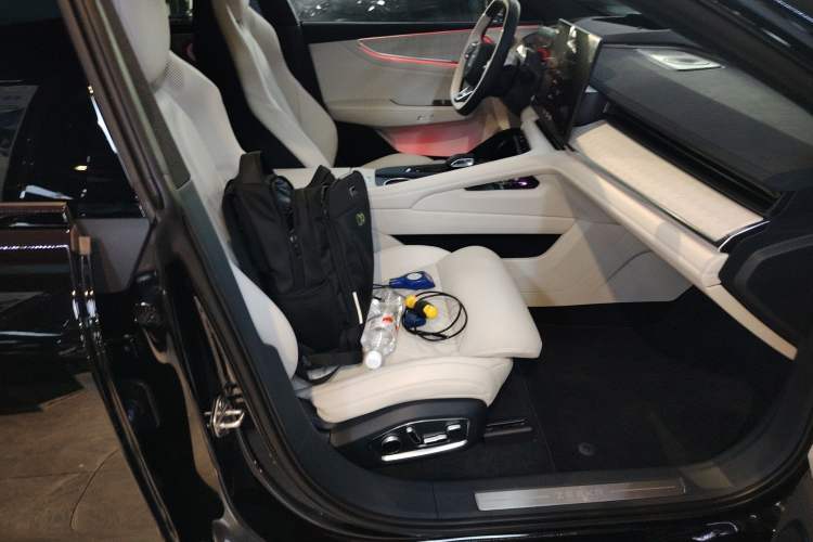 Used Zeekr 001 2026 95° All-Wheel-Drive Max Edition Right Front Seat