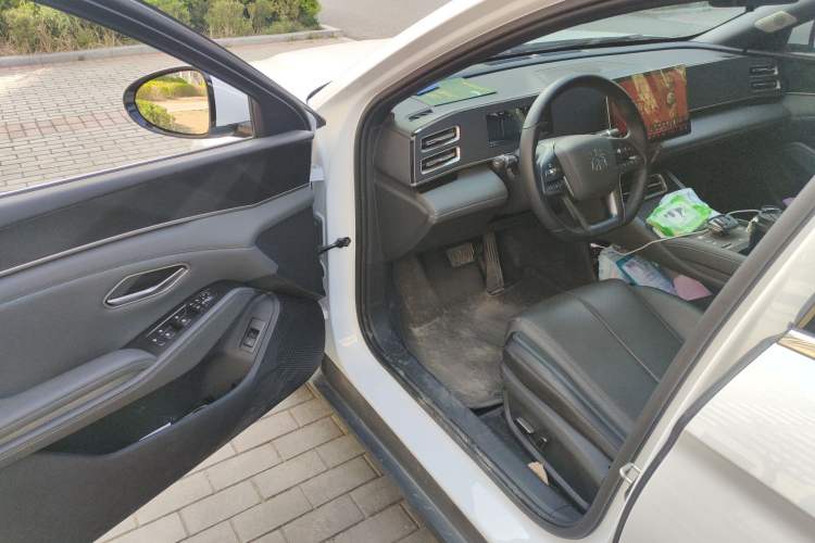 Used BYD Qin L 2025 DM-i Smart Drive 120KM Leading Model
