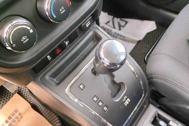 Used Jeep Compass 2014 2.0L two-wheel drive sport version Gear Lever