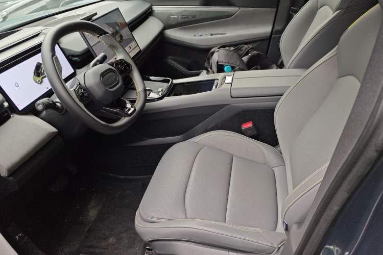 Used Lynk & Co 08 EM-P 2025 220 km All-Wheel-Drive Performance Halo