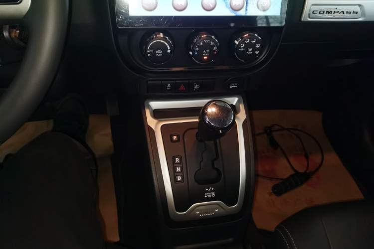 Used Jeep Compass 2014 Revised Version 2.4L Four-Wheel Drive Comfort Edition Gear Lever
