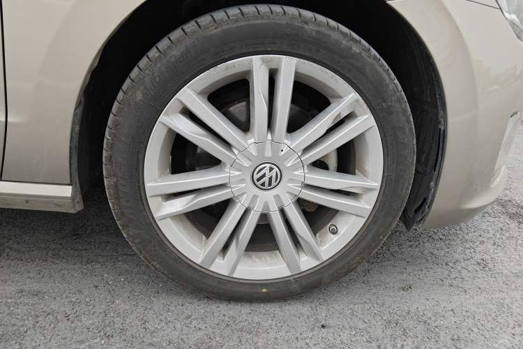 Used Volkswagen Golf Sportsvan 2016 280TSI Automatic Luxury Model Right Front Wheel Hub