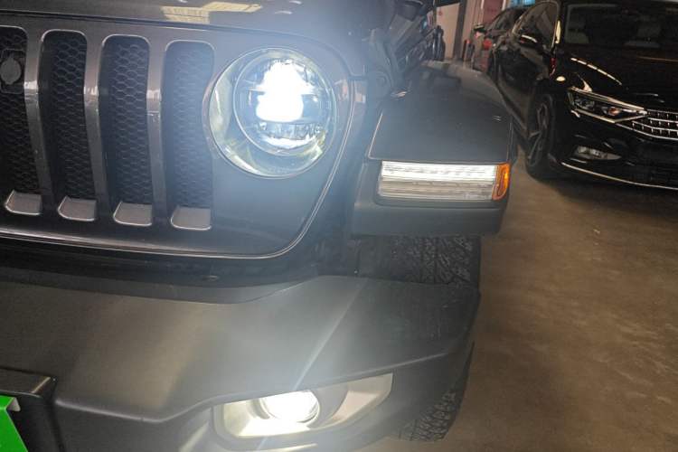 Used Jeep Wrangler 2019 2.0T Sahara Four-Door Brilliant Top Version China VI Emission Standard