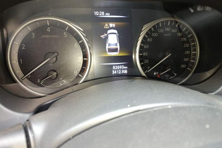 Used Infiniti Q50L 2018 2.0T Enjoyment Version China VI Standard Odometer Close Up