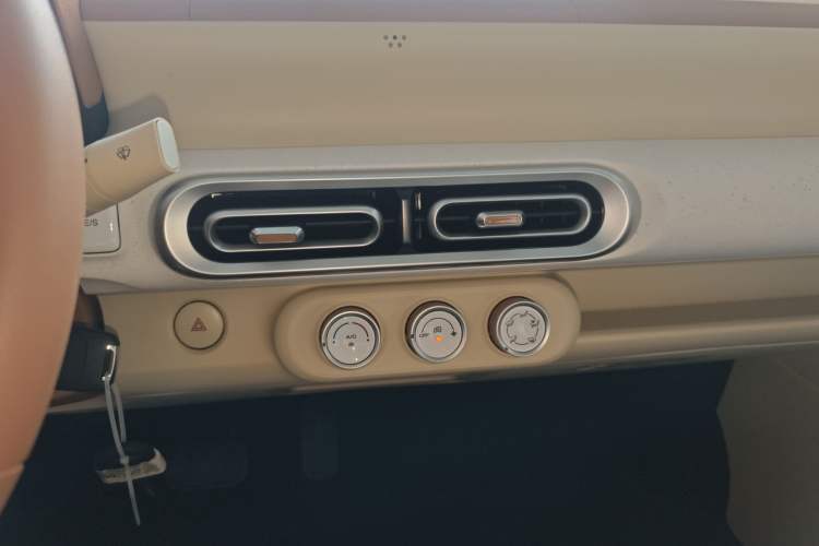 Used Wuling Hongguang MINIEV 2024 3rd Generation 215km Youth Edition Audio And AC Panel