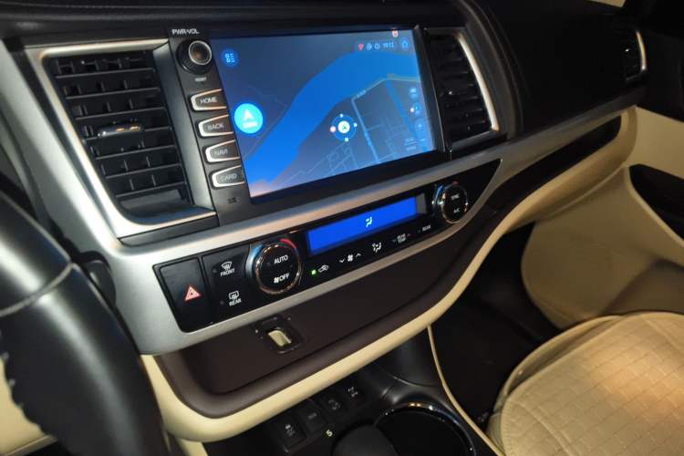 Used Toyota Highlander 2018 2.0T Four-Wheel Drive Luxury Version 7 Seats China VI Standard Audio And AC Panel