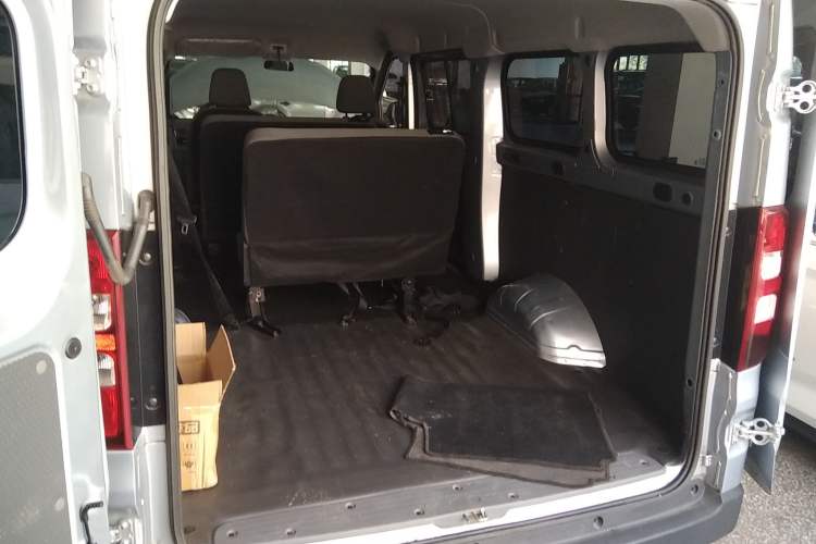 Used Wuling Yangguang 2024 300KM Comfort Version Passenger Van 75kW
