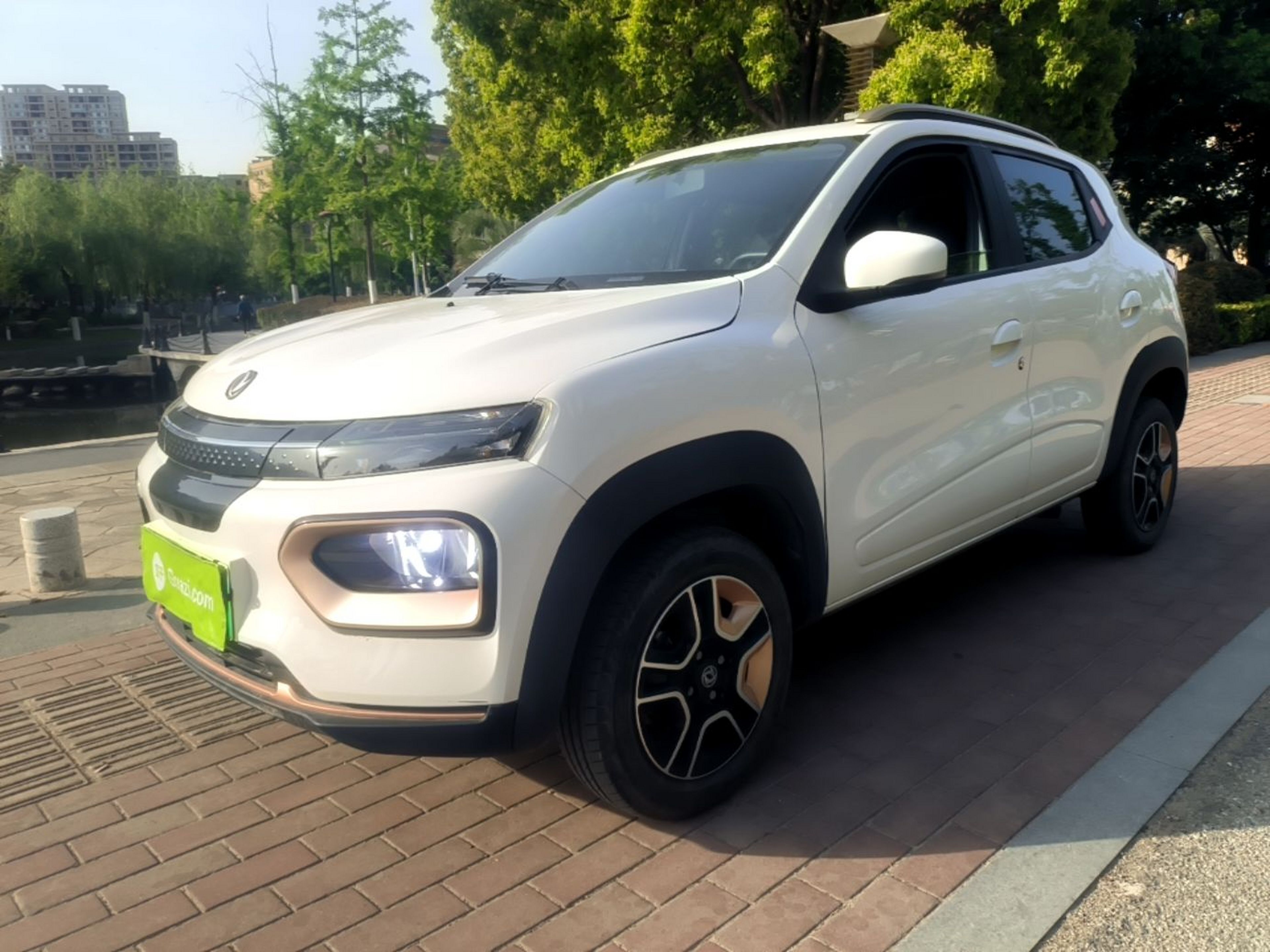 Под передней частью автомобиля