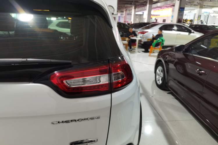 Used Jeep Cherokee 2016 2.0L Superior Edition
