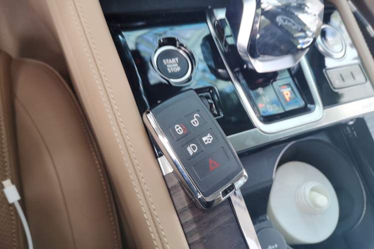 Used Jaguar XFL 2025 Model—2.0T P250, Two-Wheel Drive, Premium Luxury Edition