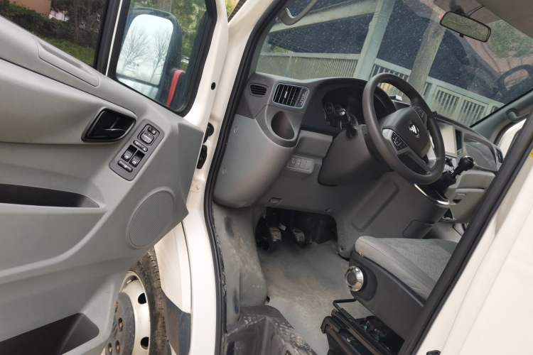 Used Foton Toano 2024 Geely Xianghuo Van 2.5T Manual Extended Wheelbase Mid-Roof Design Rear Dual Tires 3-Seater Driver Seat