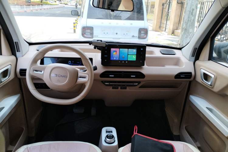 Used Geely Galaxy Panda 2023 Panda Mini 200km Endurance Bear Center Console