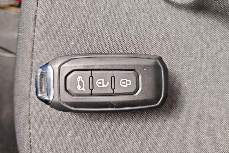 Used JMC Fushun 2025 2.0T 8AT Diesel Mid-Roof Mid-Height Commercial Multi-Purpose 7-Seater Passenger Vehicle