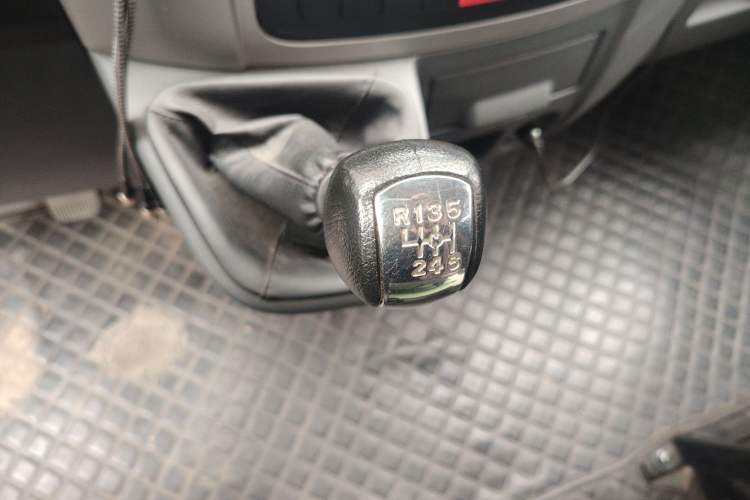 Used Dongfeng Yufeng 2021 2.3T Power King Front-Drive Logistics Van Long Wheelbase High Roof 6-9 Seats China VI Standard M9T Gear Lever