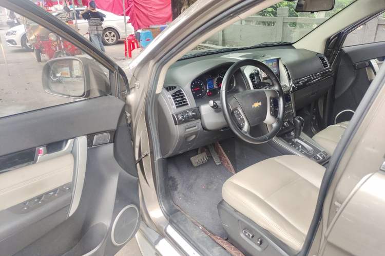 Used Chevrolet Captiva 2015 2.4L 4x4 Flagship Edition 7-Seater
