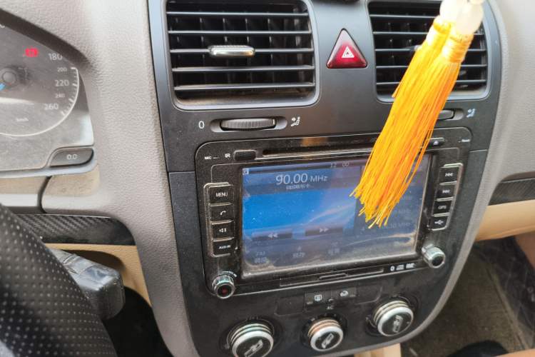 Used Volkswagen Sagitar 2009 1.6L Automatic Comfort Edition Audio And AC Panel