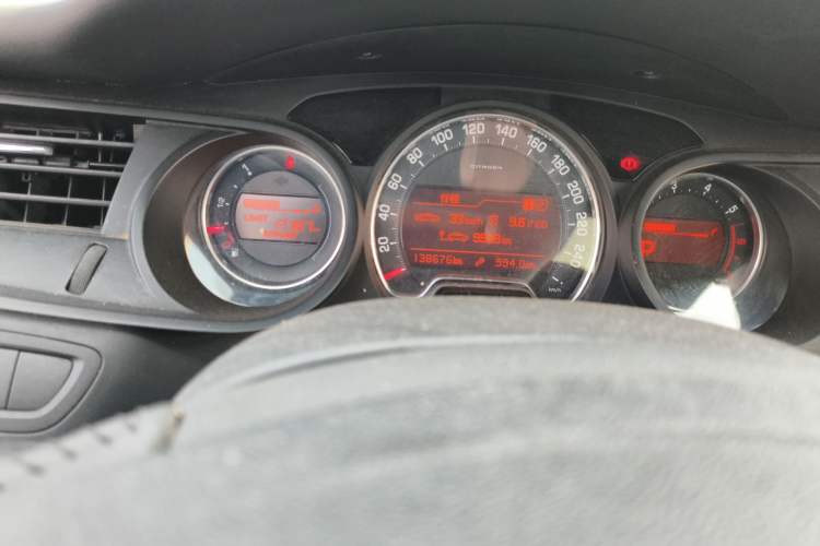 Used Citroen C5 2013 2.0L Automatic Luxury Model Odometer Close Up