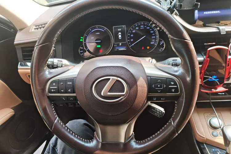 Used Lexus ES 2015 300h Comfort Edition
