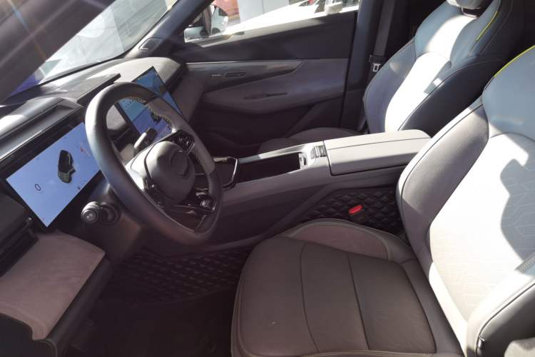 Used Lynk & Co 08 EM-P 2025 220 km All-Wheel-Drive Performance Halo
