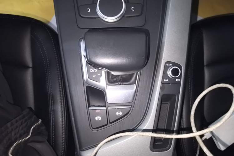 Used Audi A4L 2018 30th Anniversary Edition 40 TFSI Trendy Model Gear Lever