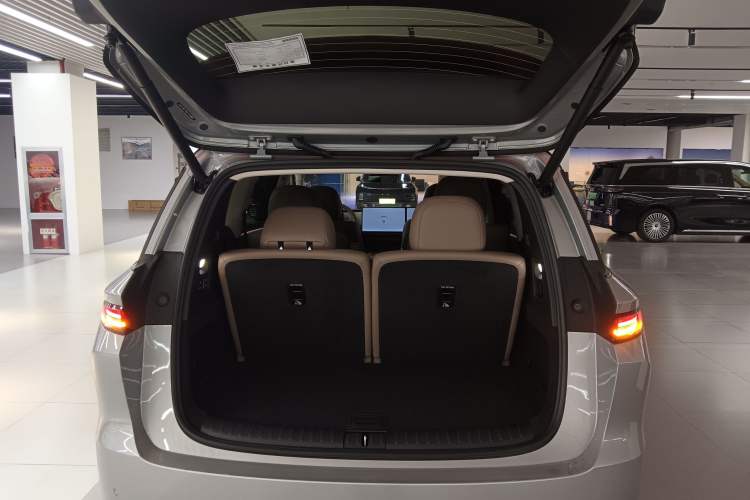 Used Li Auto Li Auto i8 2025 Model Standard Version
