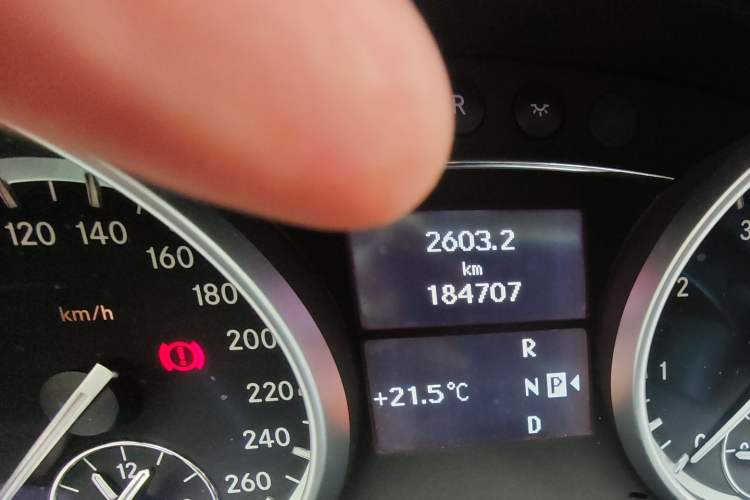 Used Mercedes-Benz R-Class 2015 R 320 4MATIC Luxury Model Odometer Close Up