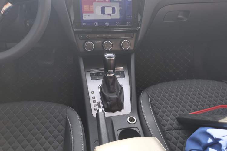Used Skoda Octavia 2019 1.5L Automatic Smart Drive Luxury Edition China VI Standard Gear Lever