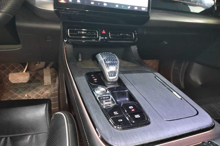 Used GAC Trumpchi GS8 2022 Dual-Engine Series 2.0TM Two-Wheel Drive Prestige Edition (7 Seats) Gear Lever