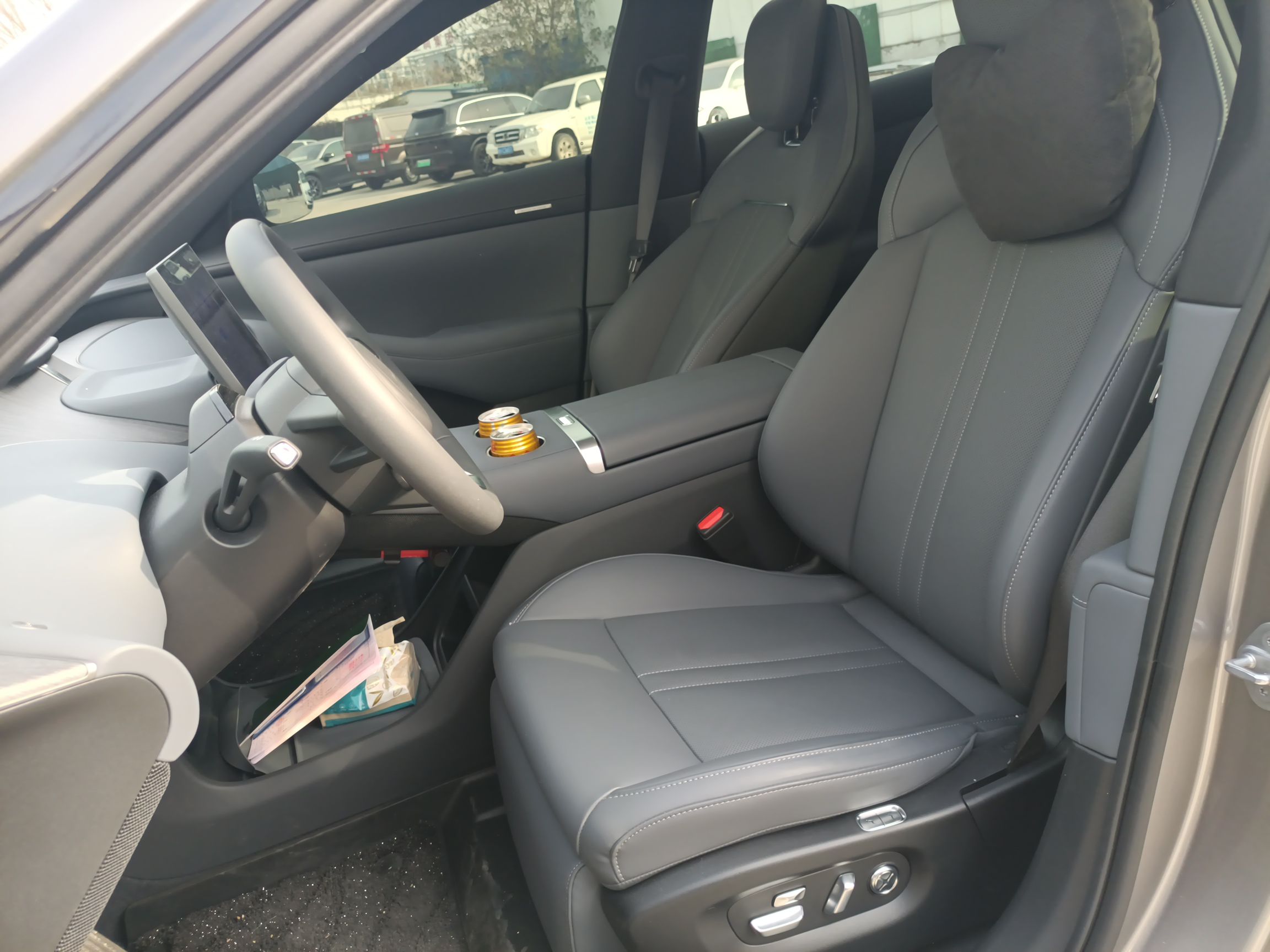 المقاعد الأمامية داخل السيارة