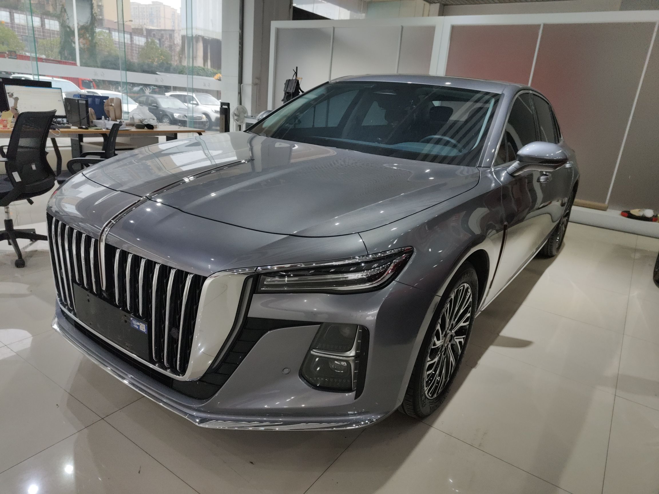 تحت مقدمة السيارة