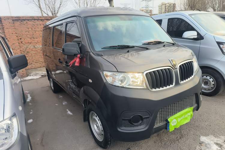 Used Jinbei Hiace X30 2023 1.5L Super-Comfortable Passenger Van 5/6/7-Seater Non-Air-Conditioned Version Model SWC15M